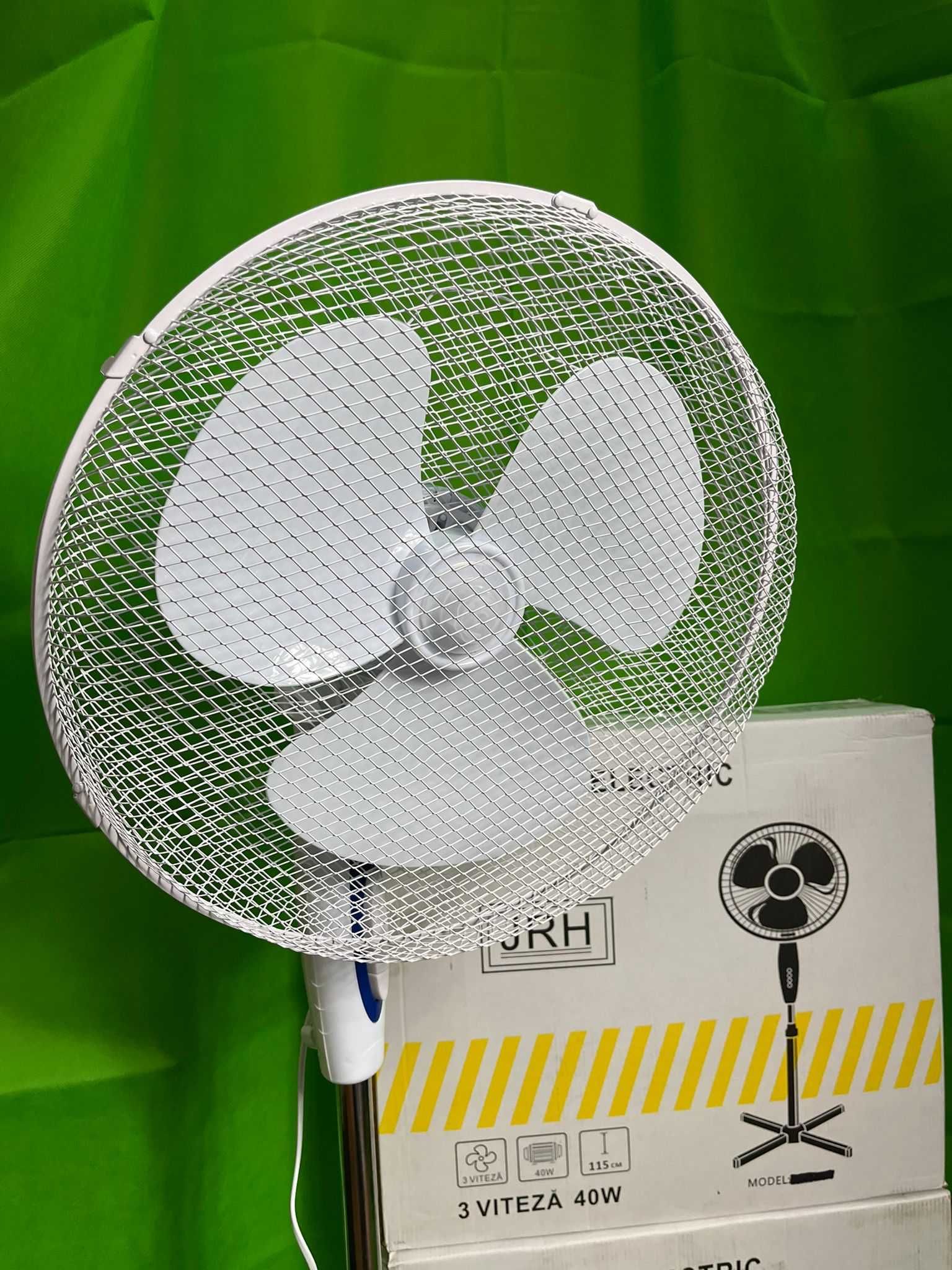 Ventilator electric cu picior