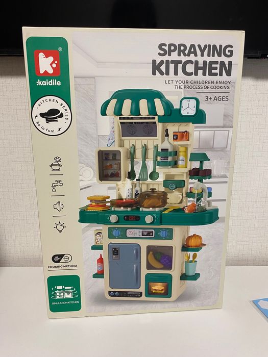 Кухня със светещи котлони, пара и мивка с течаща вода