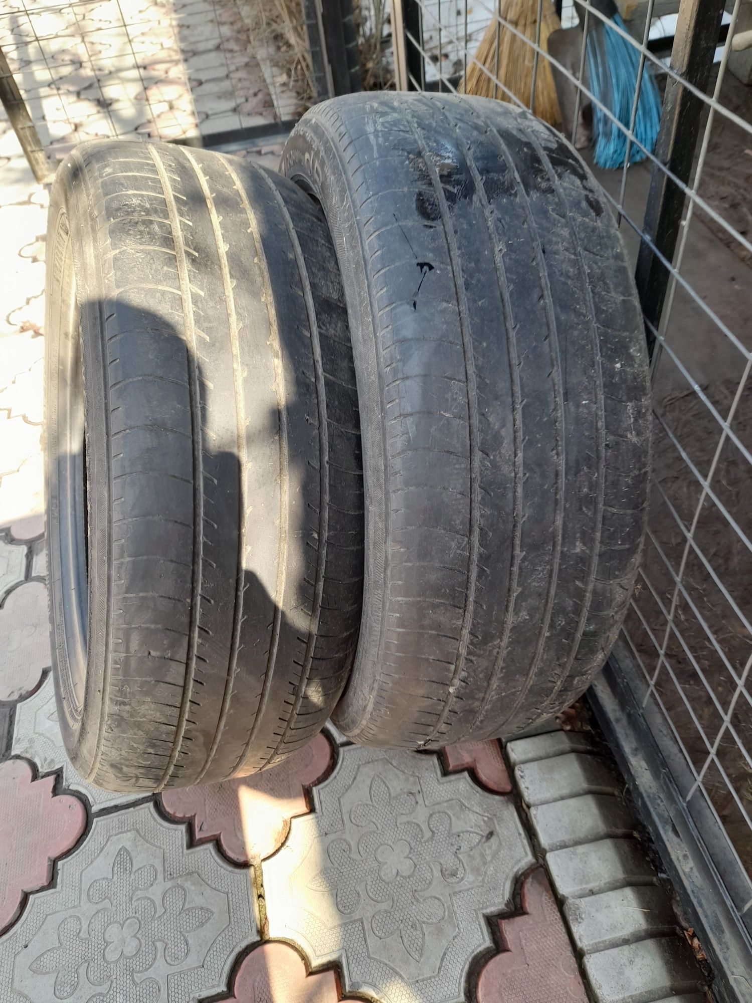 Шины одна пара размером 215х55х17.