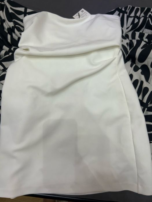 Чисто нова рокля още с етикета на ,,Zara”