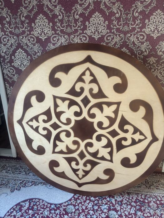 Круглый стол с 5 стульчиками.