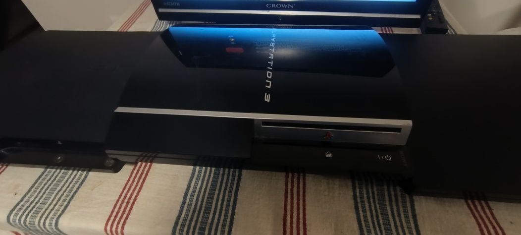 Продавам 3 playstation 3 плюс 1DVD и три кабела