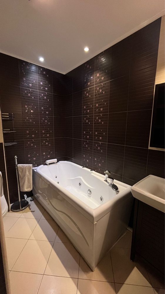 Apartament 5 camere etaj 4 + mansardă zona mall Botoșani
