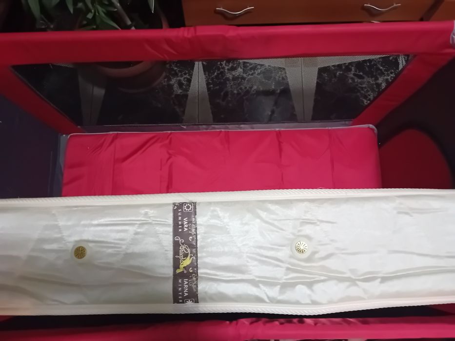 Patut bebe  saltea și măsuță de schimb