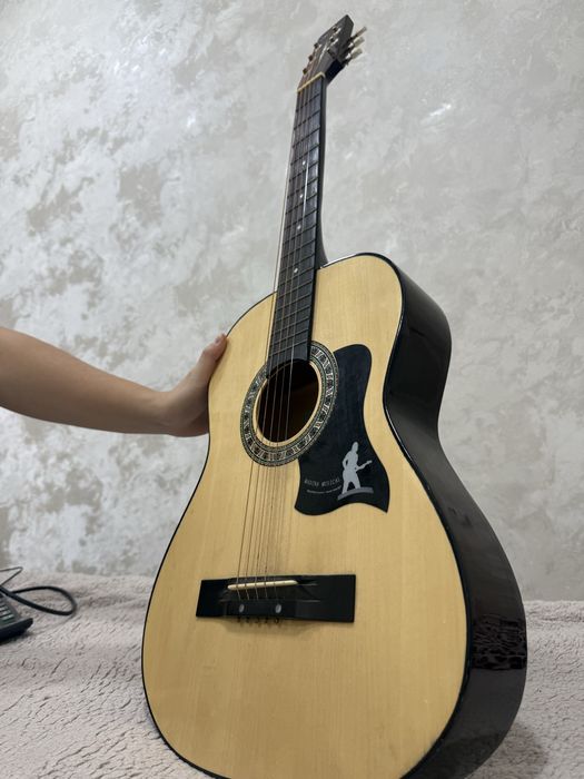 Продам гитару в хорошем состояние