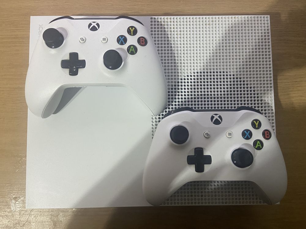 Xbox one s 1TB с два джойстика