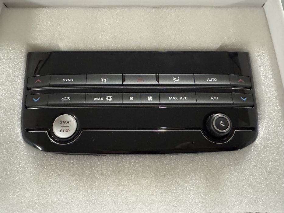 Jaguar F-Pace модул за аудио и климатична система