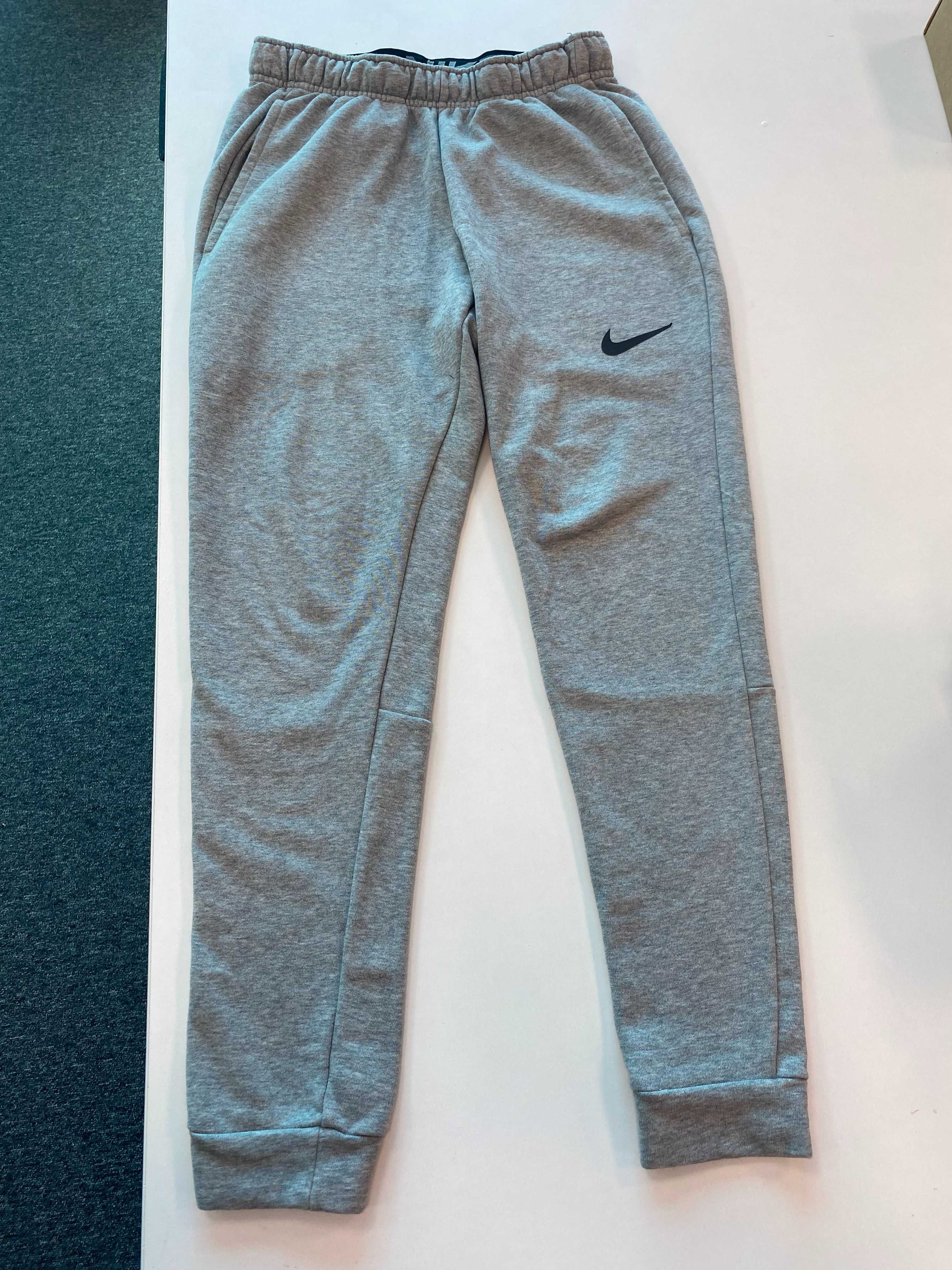 Nike  Tapered Leg Спортен панталон в Светлосиво