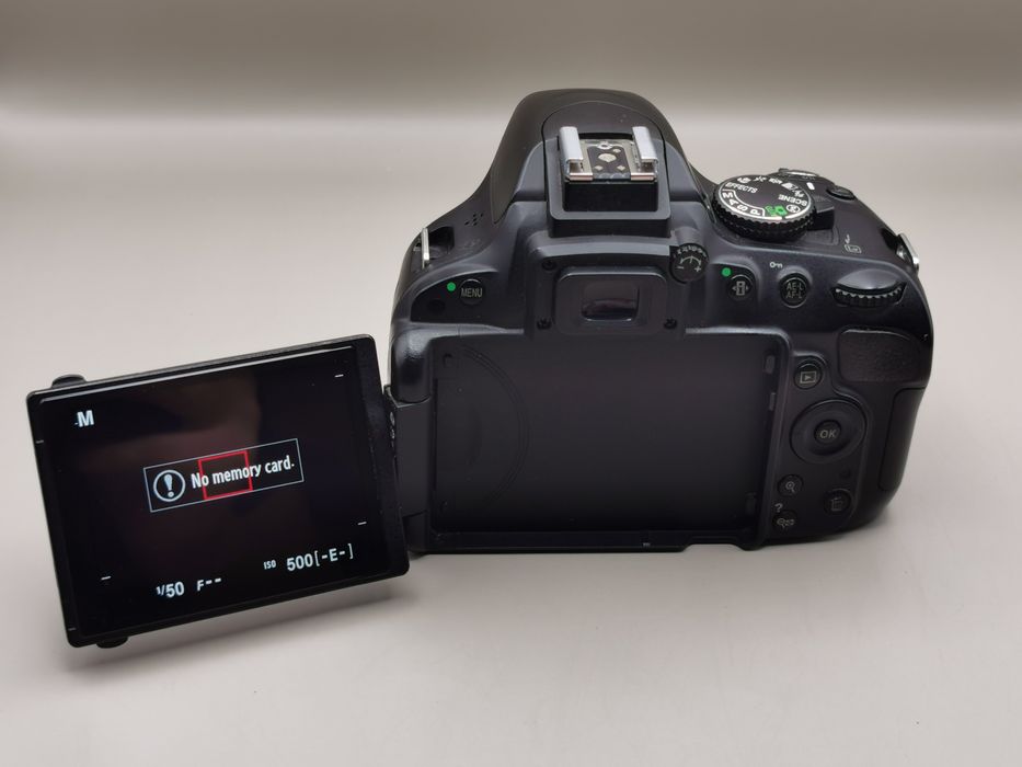 Kit foto Nikon D5100 + Nikon 18-55mm f3.5-5.6G VR