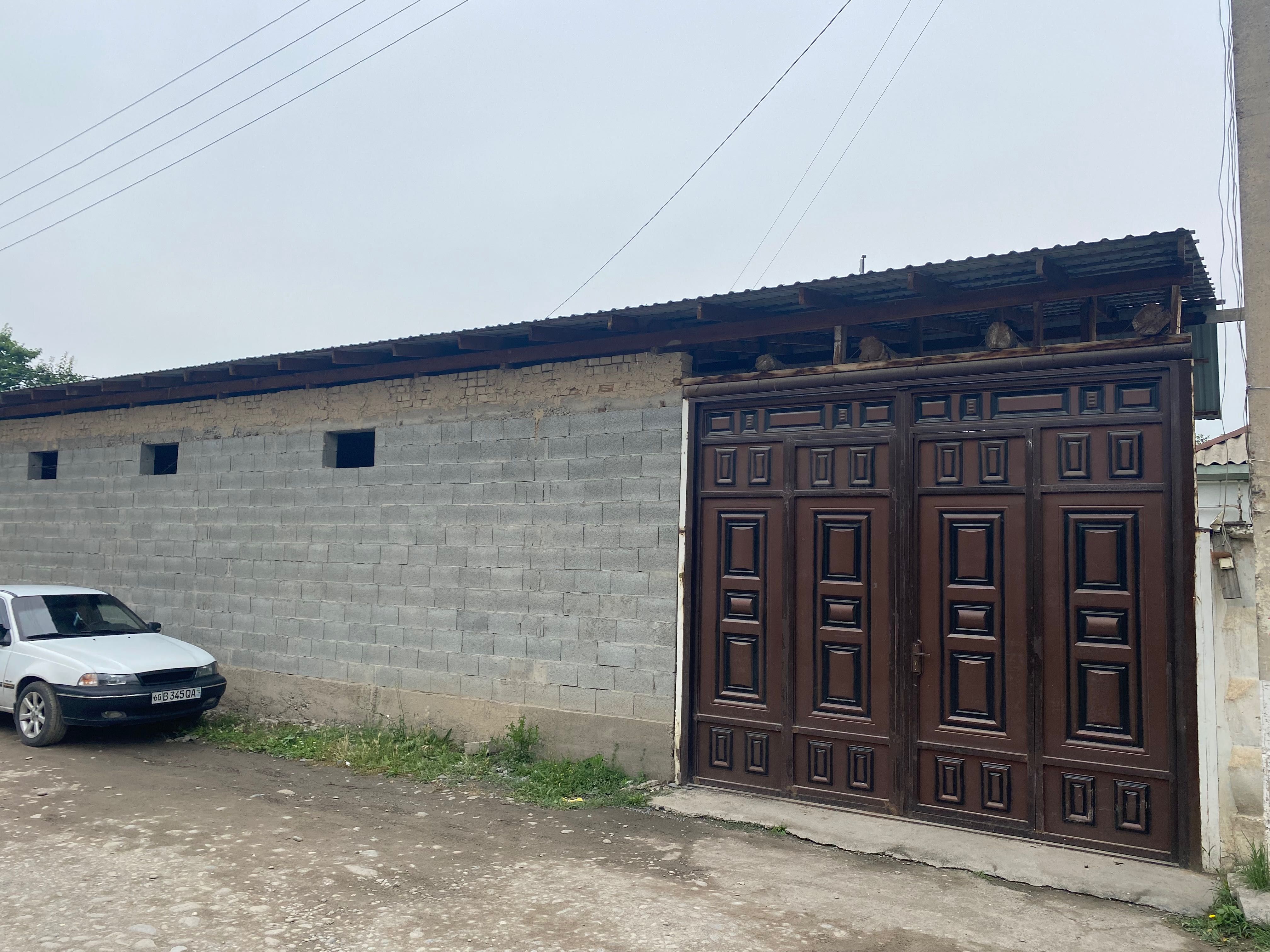 Hovli uy sotiladi