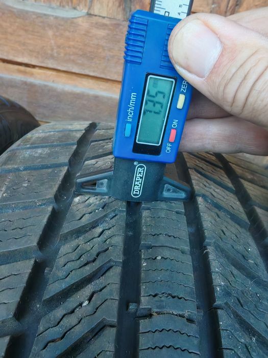 Vând anvelope iarna 225 40 18 continental winter contact  ts 870p