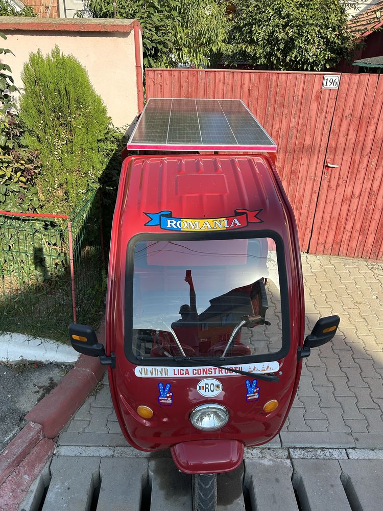 Triciclu electric Tuk Tuk cu panou solar, autonomie peste 60 km
