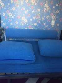 Диванчик  (кровать) на металлическом каркасе и обычный диван