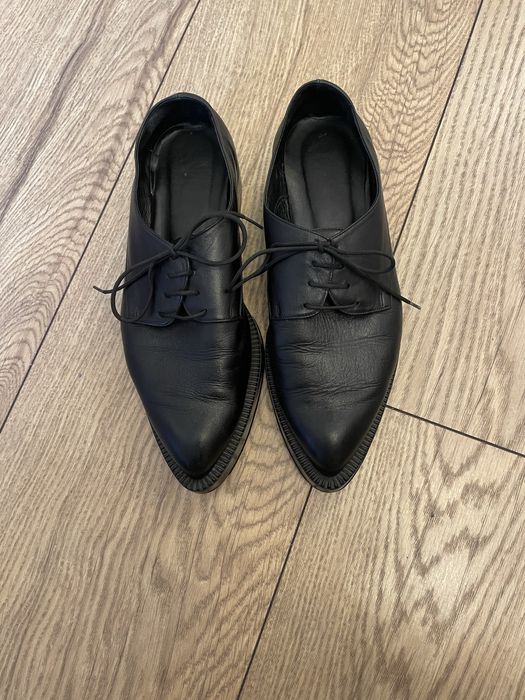 Черни обувки с остър връх от естествена кожа