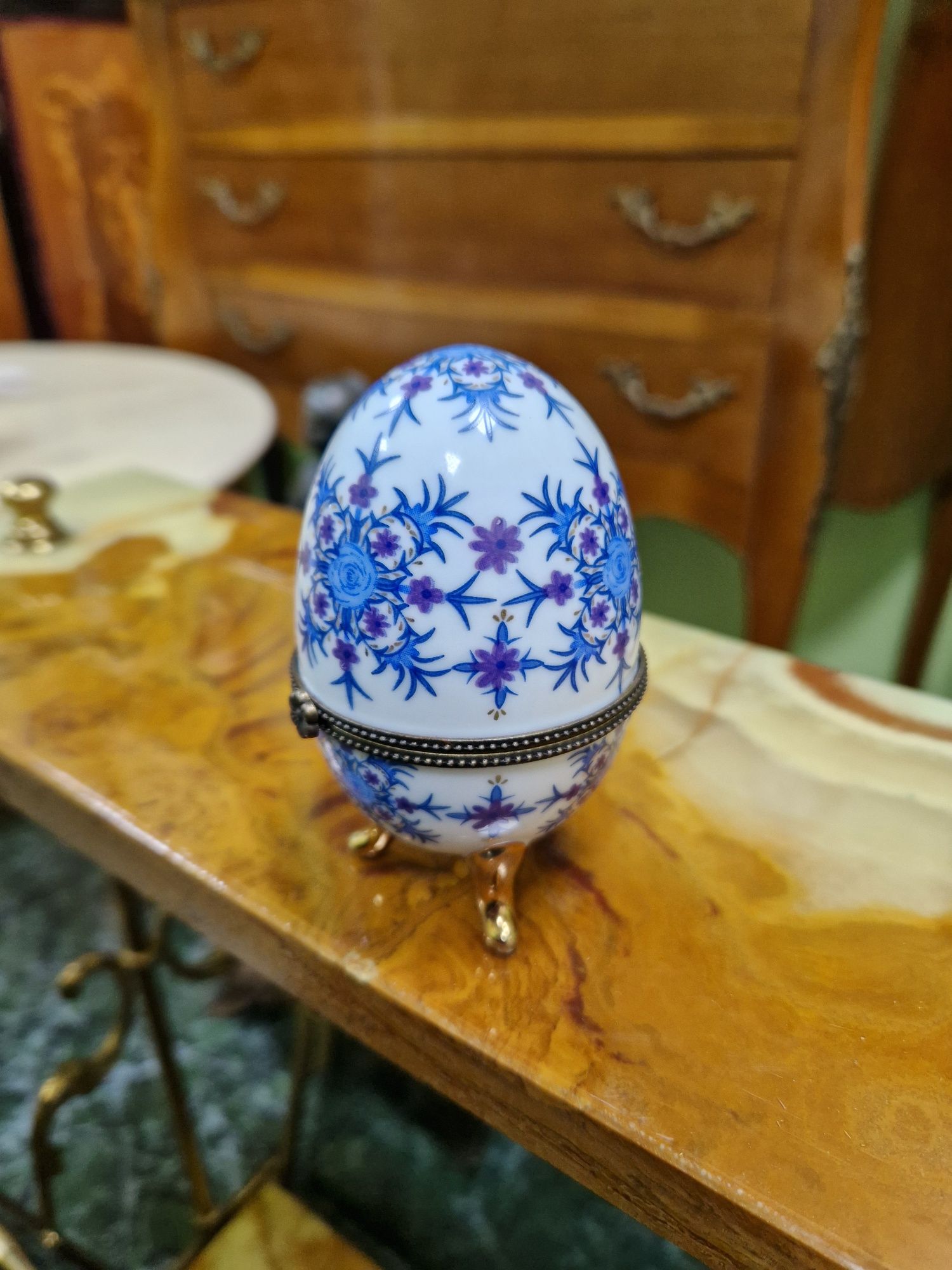 Красиво антикварно порцеланово яйце тип Фаберже