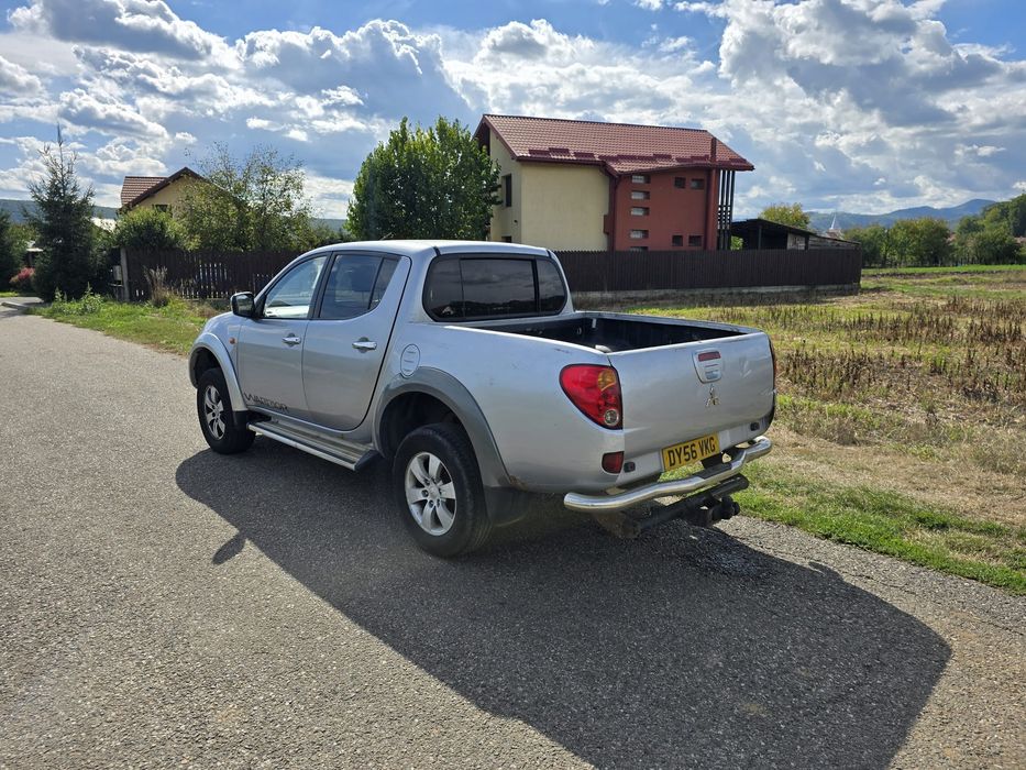 Mitsubishi L200 acte la zi volan pe dreapta