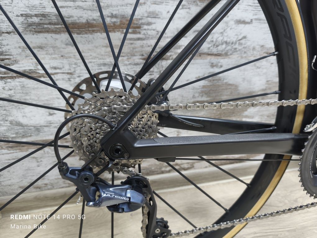Карбонов шосеен велосипед BMC Roadmachine 01 Ultegra Disc Fulcrum Zero