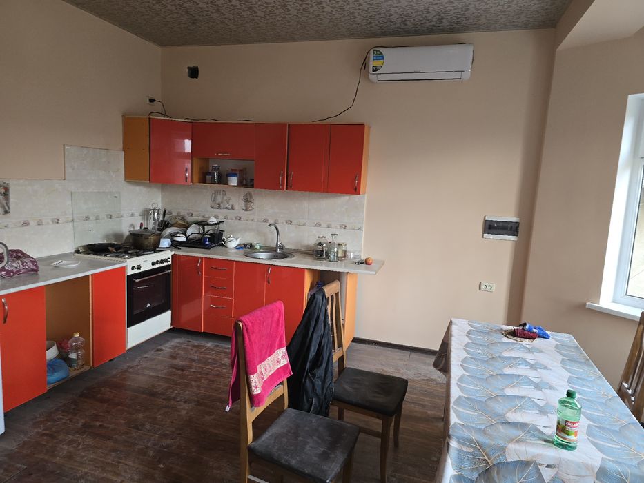 Шошилинч, арзон уй сотилади. Тошкент вилояти Янгийўл шаҳри марказида.