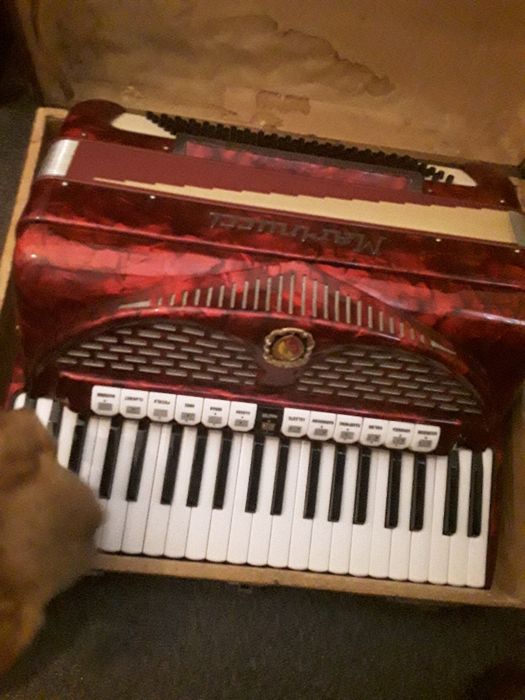 vand acordeon guerrini cu muzica cagnoni a mano din fabrica 96 basi.4s