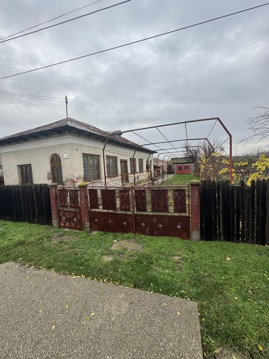 Vând casă in Olt,comuna Pîrșcoveni sat Olari