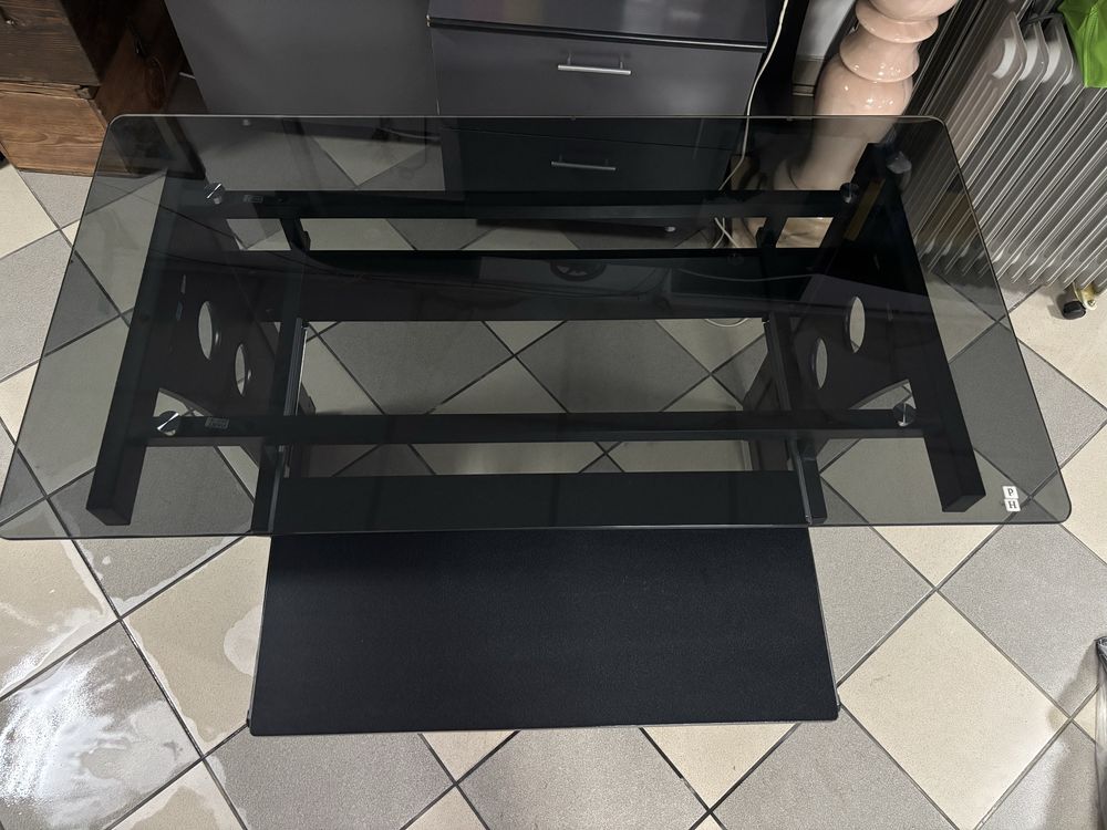 Se vinde birou de sticla cu suport tastatura