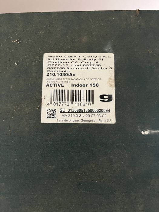 Masa ping pong incompleta.