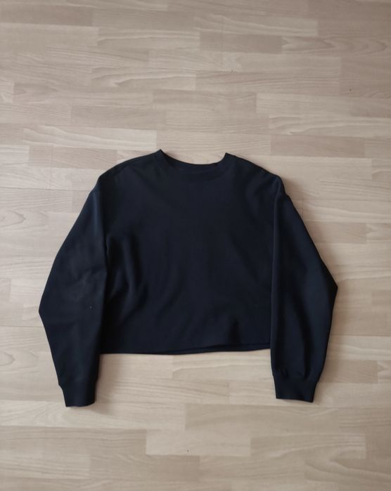 black crop sweatshirt