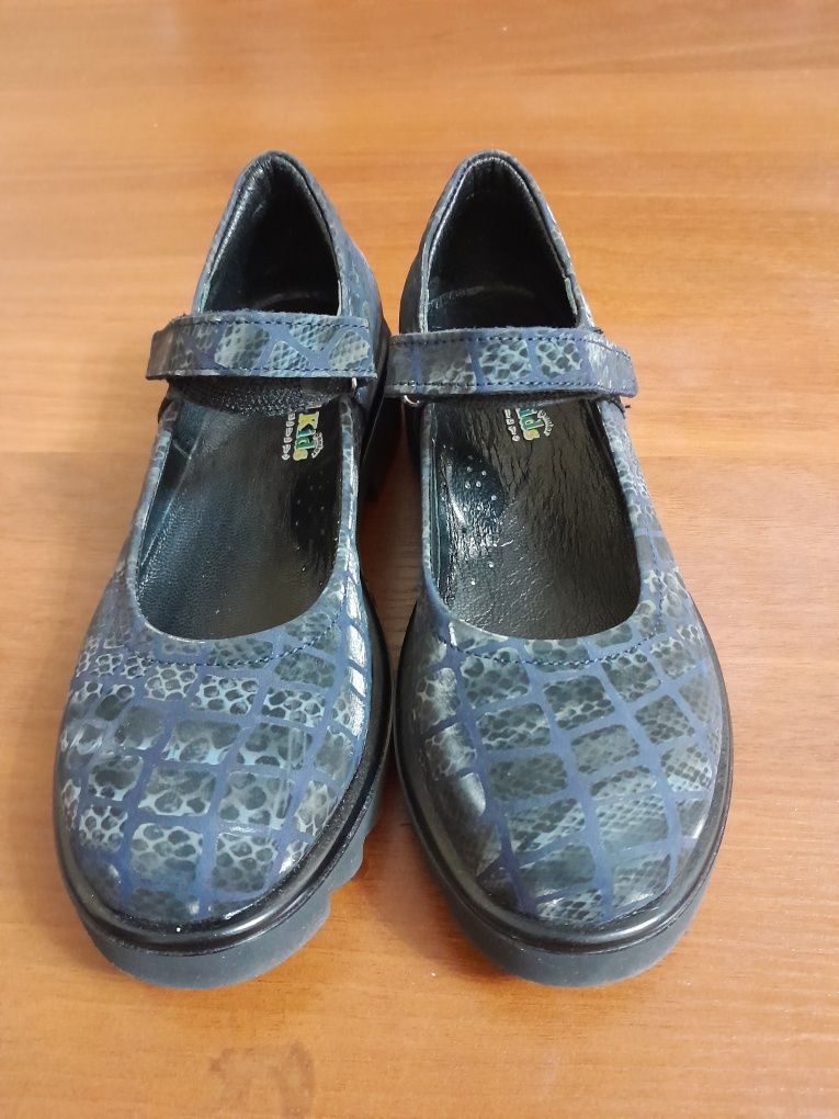 Продаётся новые туфли для девочек. Производство Турция.