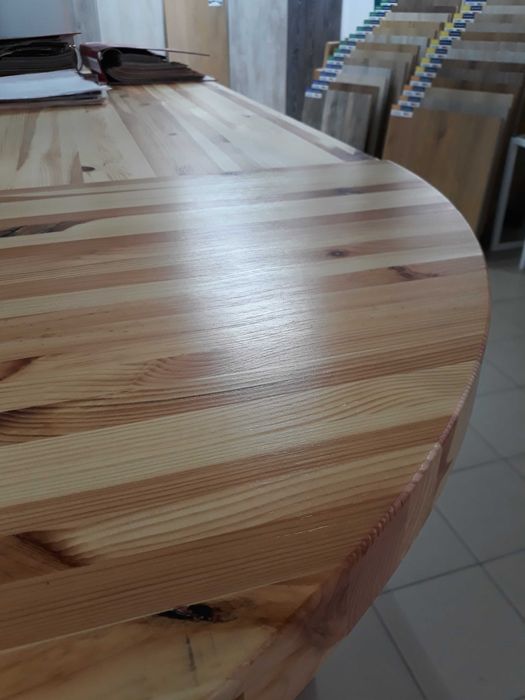 Producem Blat din lemn masiv de pin pentru spatii de lucru sau mese.