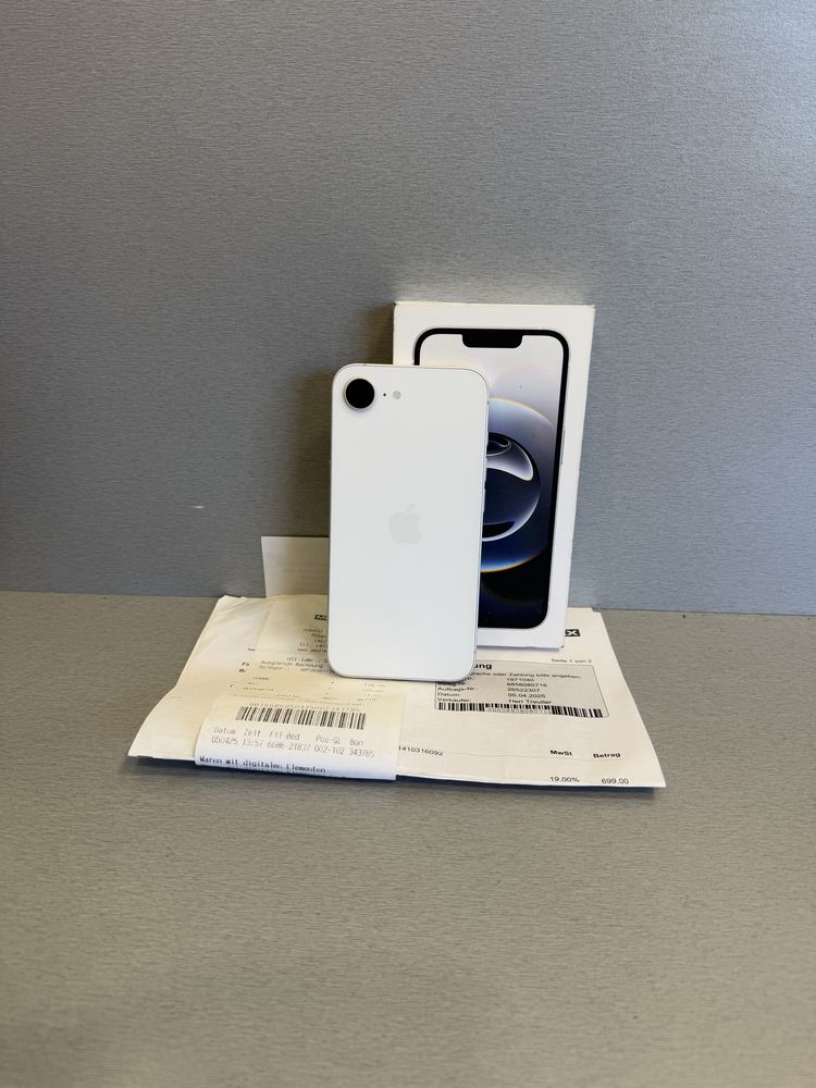 Продавам отличен iPhone 16e 100% батерия