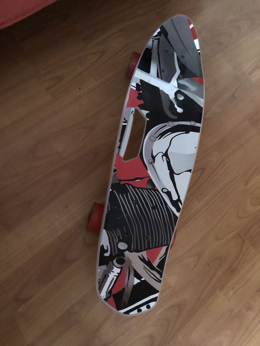 Skateboard cu luminite la roti