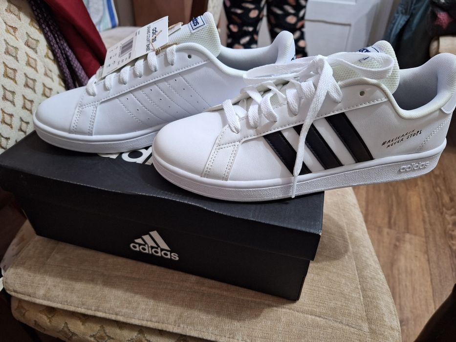 Adidasi albi marca Adidas
