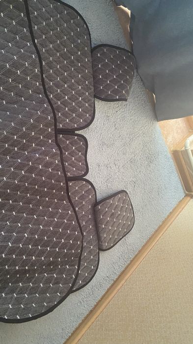 Продам универсальные чехлы в машину, полный комплект