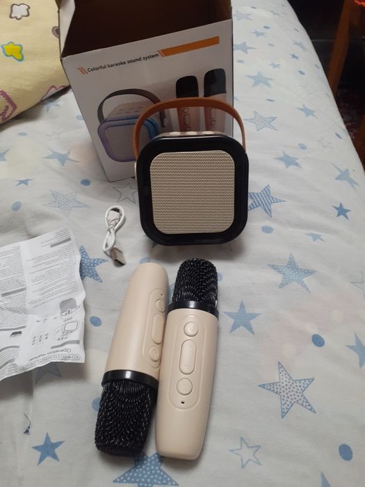 Микрофоны с колонкой  для караоке.