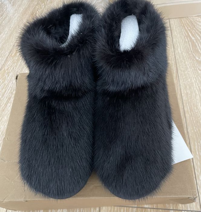 Уги норковыес верхом из норки.