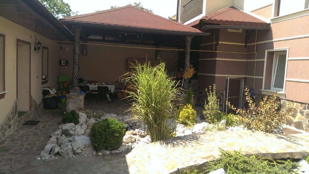 Vand casa familiala (2 case de locuit,anexa-garaj + 2 terase) si teren