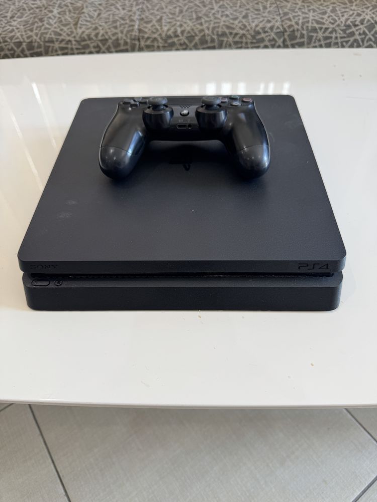 Play Station 4 Slim