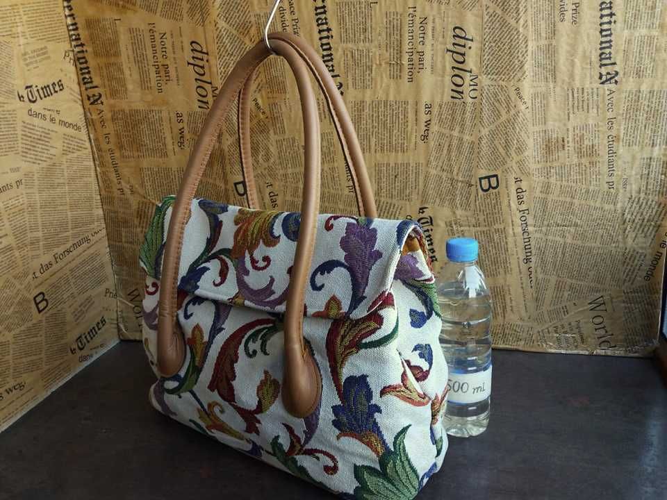 Текстилна чанта с дръжки от естествена кожа