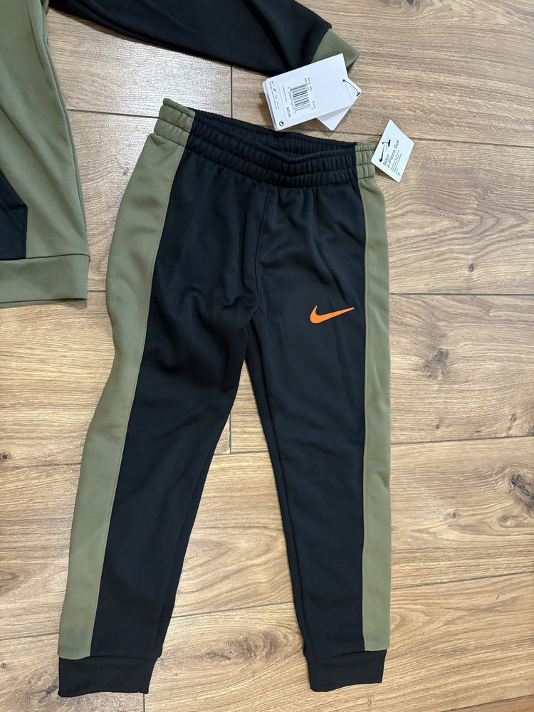 Нов детски анцунг Nike