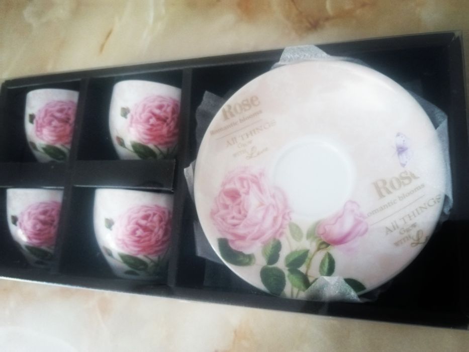 Set 4 cești + farfurii pentru cafea, model vintage rose, CADOU