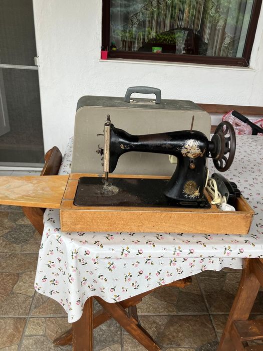 Mașina de cusut electrica cu pedala Singer