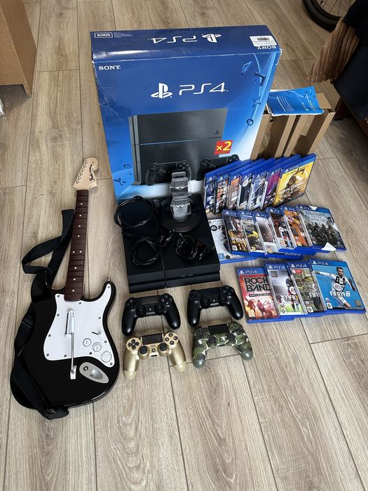 Продам Sony Playstation 4 с дисками, 4 геймпада с док станцией