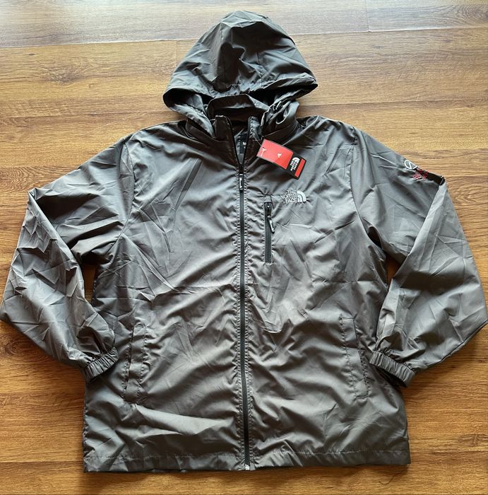 Мъжка ветровка The North Face в сиво с бродирано лого ГОЛЕМИ РАЗМЕРИ