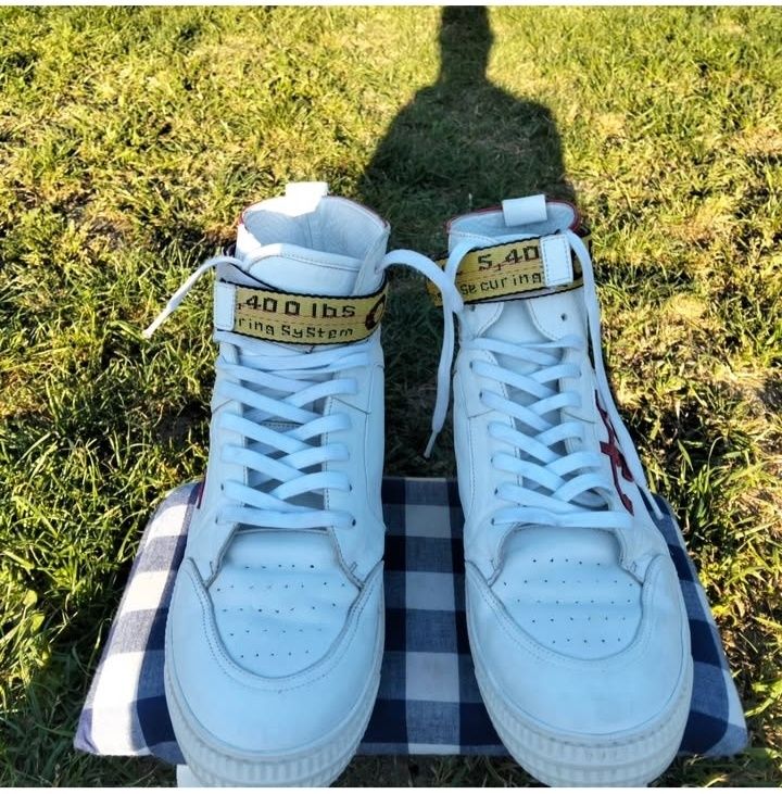 Vând adidași off-white