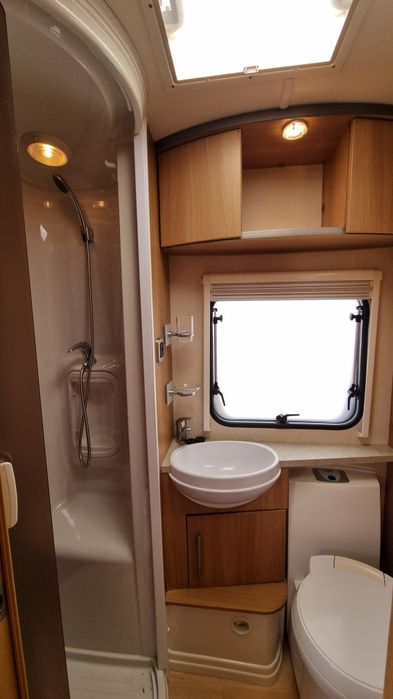 Rulota Swift Challenger, pat insula, 2 zone, dus separat, Panou solar