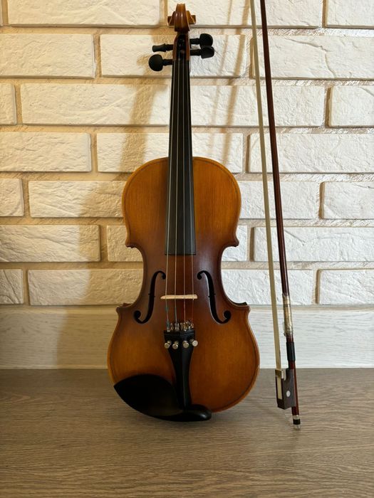 Скрипка 4/4  отличный звук имеется смычок чехол конифоль