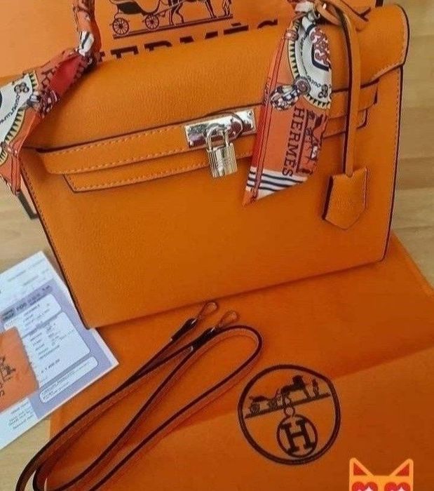 Set dama( geanta +esarfa),cureaua detasabila umăr, saculet, etichetă