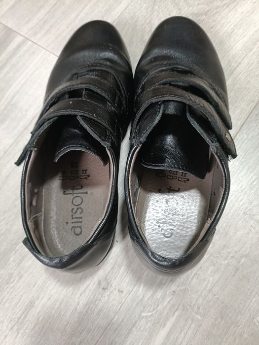 Saboți și pantofi din piele