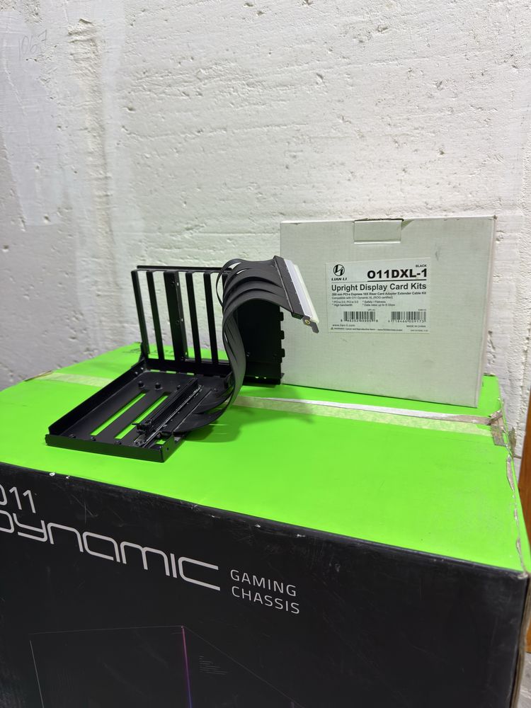 Продам корпус Lian Li O11 Dynamic Razer Edition + держатели видеокар