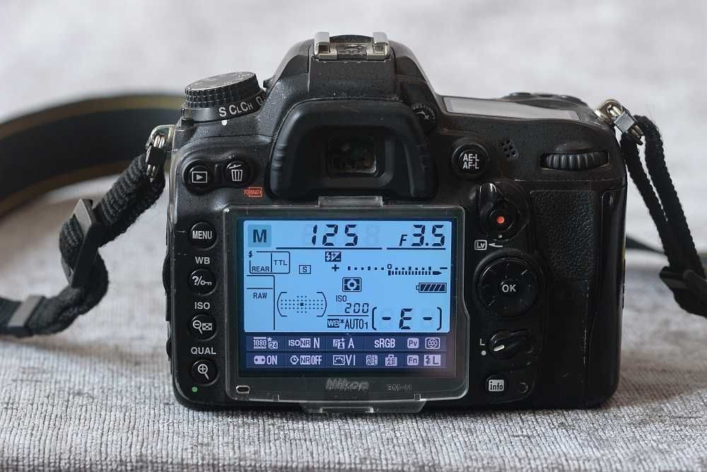 Vând aparat foto DSLR Nikon D7000 body (optional obiective)
